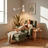 Haz luminoso orientable sobre rincón de lectura que promueve la ergonomía visual y el rendimiento.