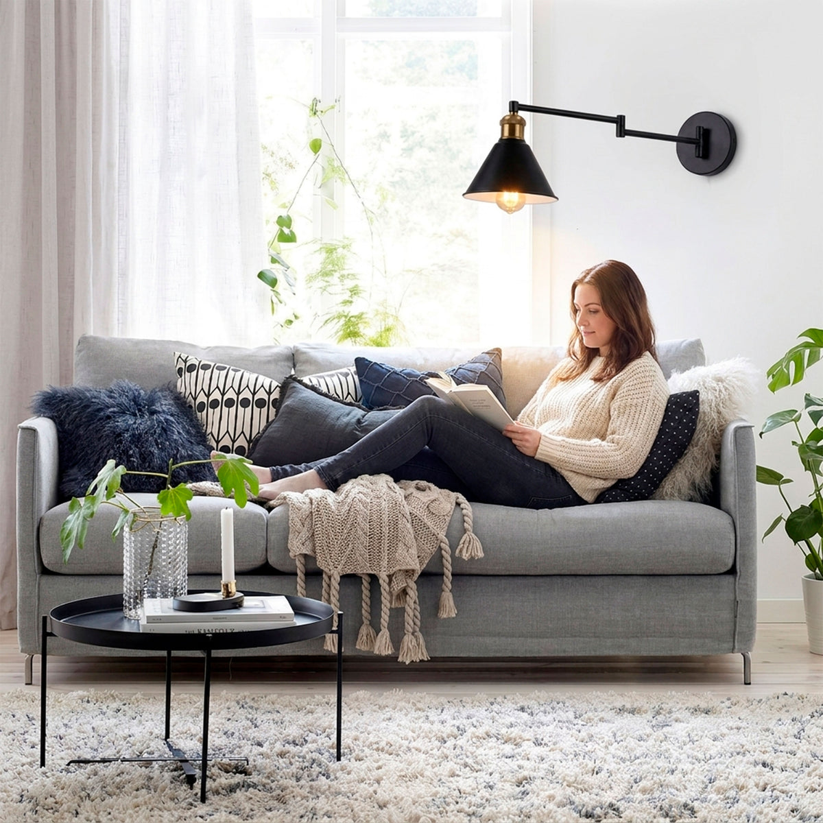 Haz luminoso directo orientable sobre rincón de lectura que promueve la ergonomía y la relajación.