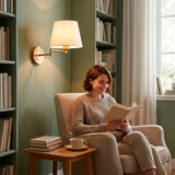 Haz luminoso orientable sobre rincón de lectura que promueve la ergonomía visual y la relajación.