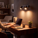Punto de luz direccional puntual sobre escritorio residencial que favorece el confort visual.