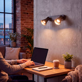 Punto de luz direccional puntual sobre escritorio residencial que favorece el confort visual.