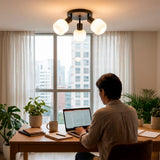 Haz luminoso distribuido sobre área de estudio residencial que favorece el confort óptico sin deslumbrar.