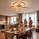 Plafón de diseño céntrico para comedor que optimiza la iluminación en reuniones y cenas.
