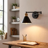 Luz direccional puntual sobre mesa de trabajo que favorece el rendimiento y confort visual.