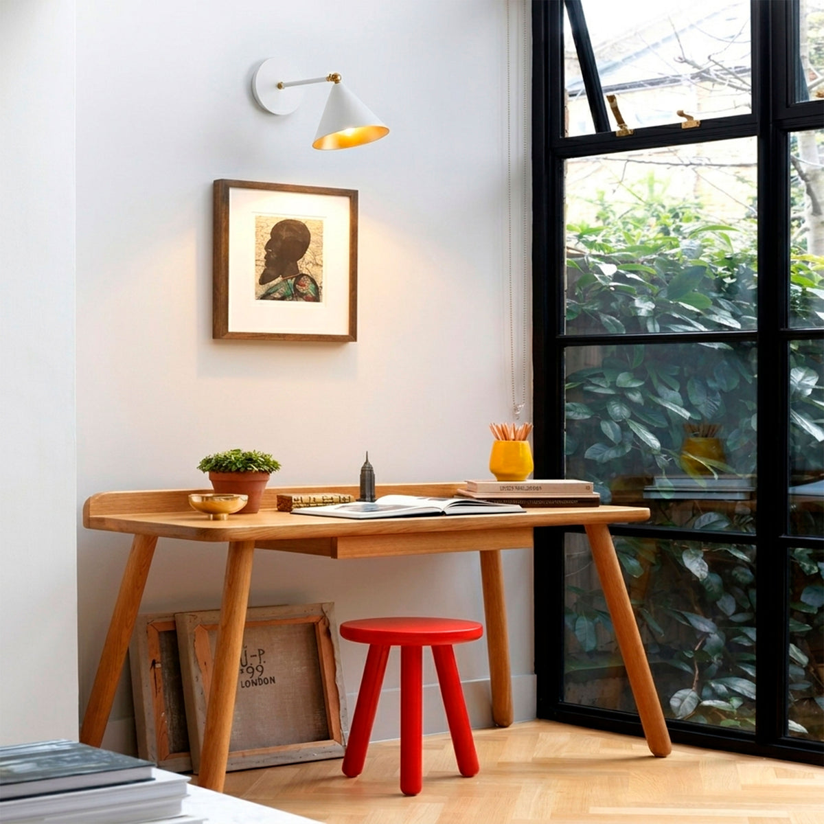 Luz direccional puntual sobre área de trabajo que favorece la ergonomía visual y el rendimiento.
