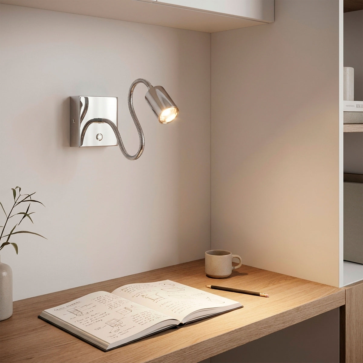 Luz direccional puntual sobre zona de estudio para potenciar la visibilidad y productividad.