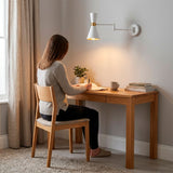 Iluminación de soporte orientable sobre área de trabajo que favorece el confort visual diario.