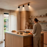 Haz luminoso distribuido sobre barra de cocina residencial garantizando el máximo confort óptico.