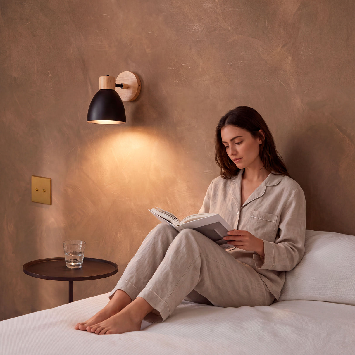Haz luminoso orientado hacia zona de descanso para maximizar el rendimiento óptico nocturno.