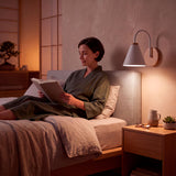 Haz luminoso orientado hacia zona de descanso para maximizar el rendimiento óptico durante la lectura.