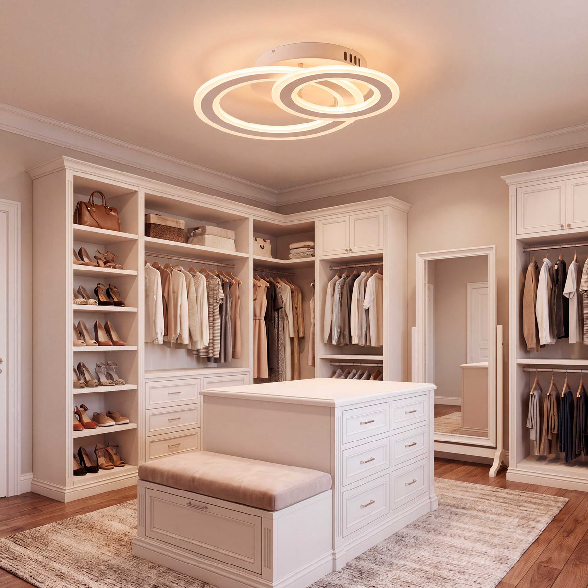 Puntos de luz de acento direccionados a zonas de vestidor en espacios de diseño minimalista.