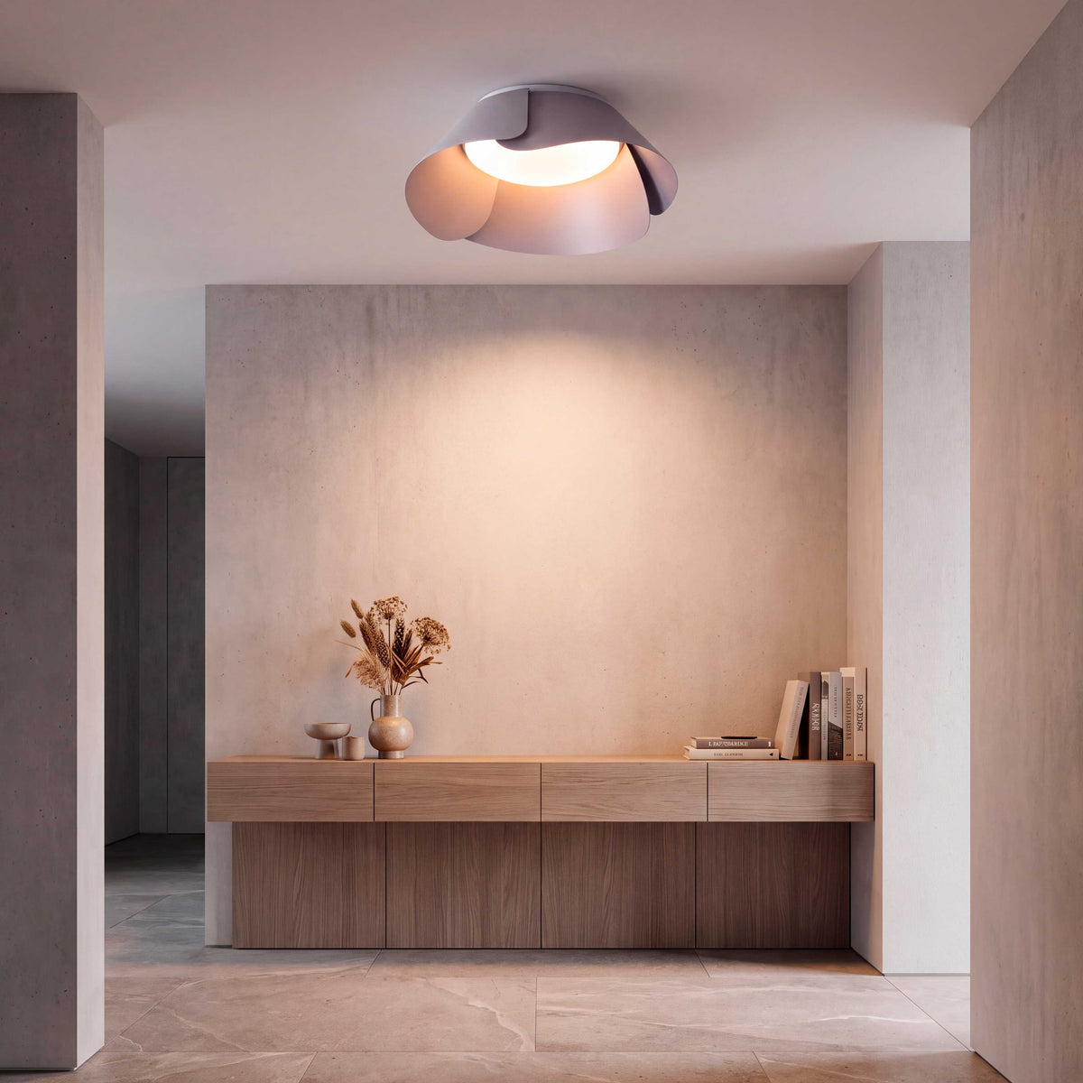 Puntos de luz de acento direccionados a hall de entrada en arquitectura contemporánea.
