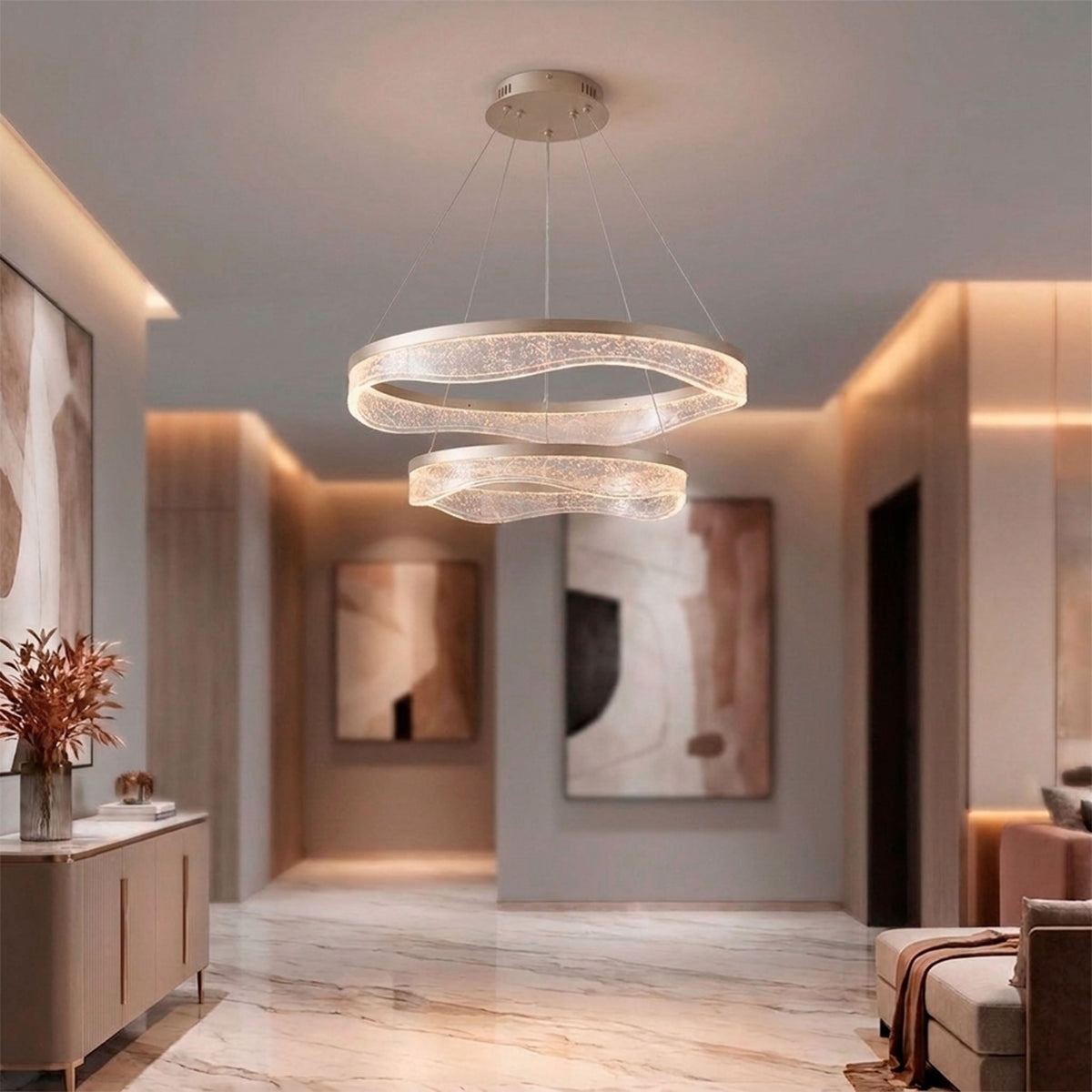 Puntos de luz de acento direccionados a hall de entrada en arquitectura contemporánea.
