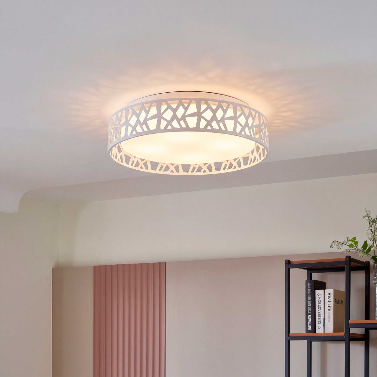 Puntos de luz de acento direccionados a zonas de estar en espacios de interiorismo contemporáneo.