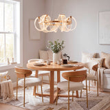 Punto focal de luz decorativa suspendida sobre comedor resaltando acabados y texturas.