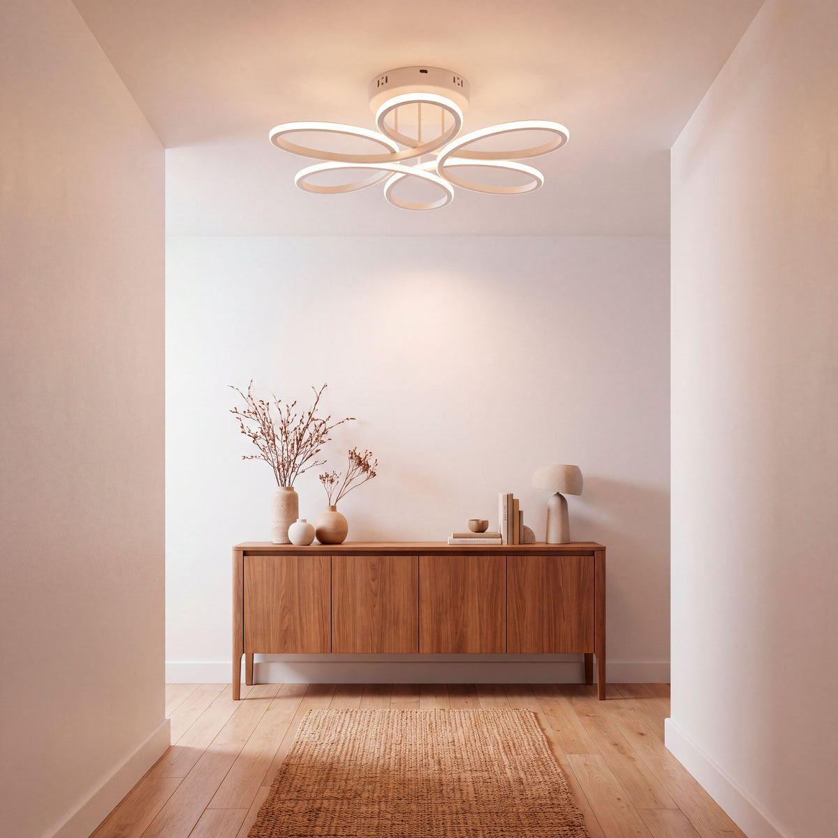 Puntos de luz de acento direccionados a zonas de tránsito en espacios de diseño minimalista.