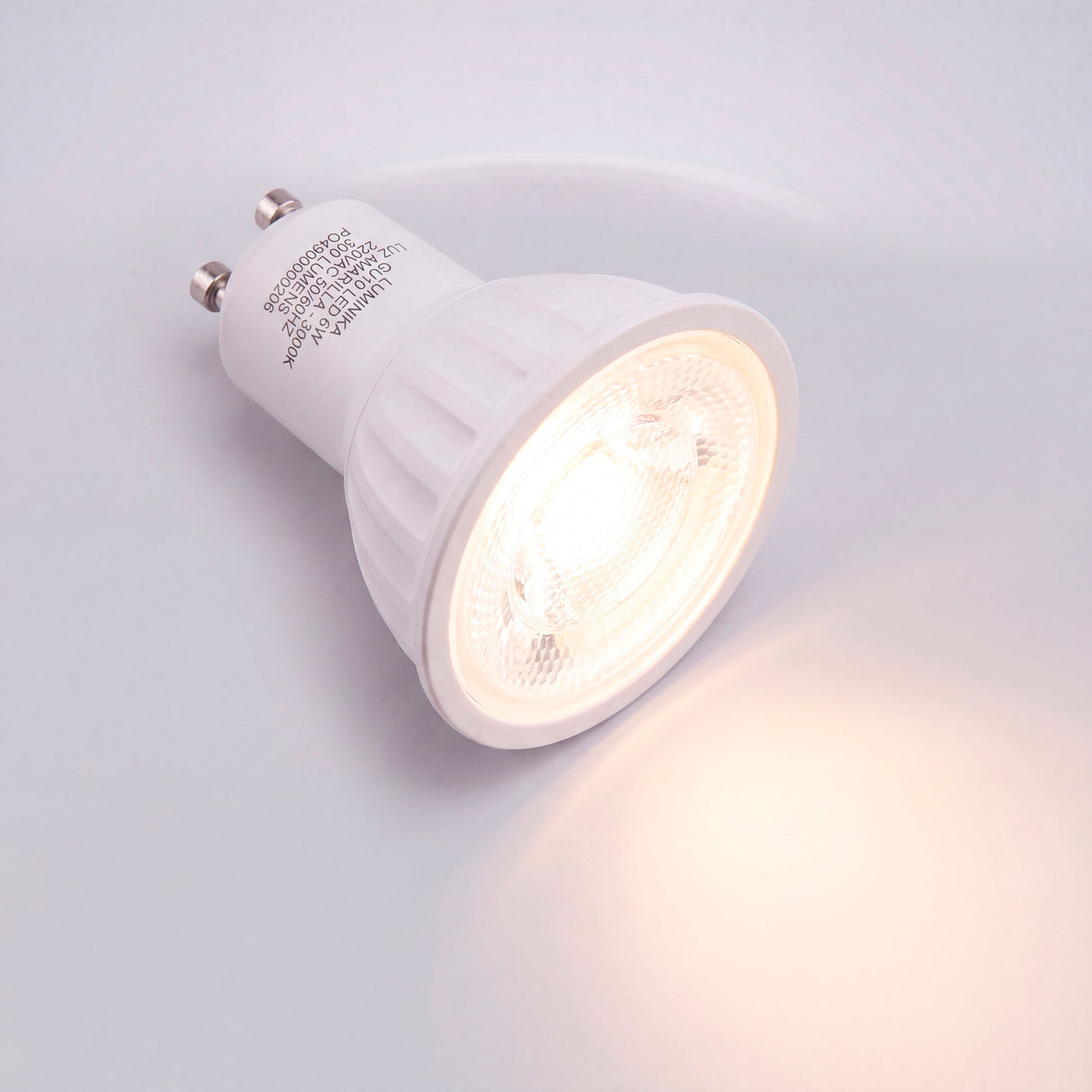 Luminaria de acento encendida proyectando un baño de luz suave y uniforme libre de parpadeos.