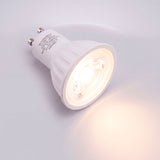 Luminaria de acento encendida proyectando un baño de luz suave y uniforme libre de parpadeos.