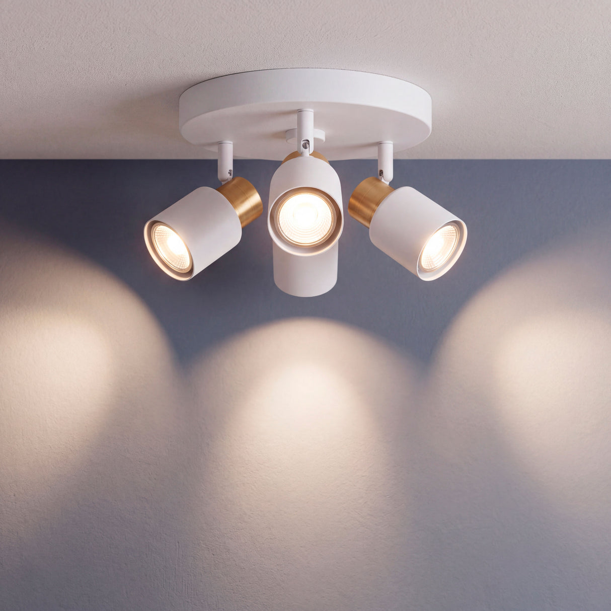 Proyección de haces simétricos de luz cálida sobre superficie plana en ambiente de arquitectura contemporánea.