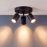 Proyección de haces de luz simétricos sobre pared blanca de estilo minimalista en estancia amplia.