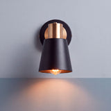 Proyección de haz de luz cálida sobre superficie vertical en ambiente de diseño minimalista.