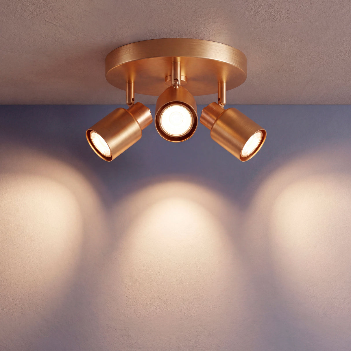 Proyección de haces simétricos de luz cálida sobre superficie vertical en diseño minimalista.