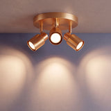 Proyección de haces simétricos de luz cálida sobre superficie vertical en diseño minimalista.