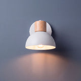Proyección de haz de luz cálida sobre superficie vertical en ambiente de diseño minimalista.