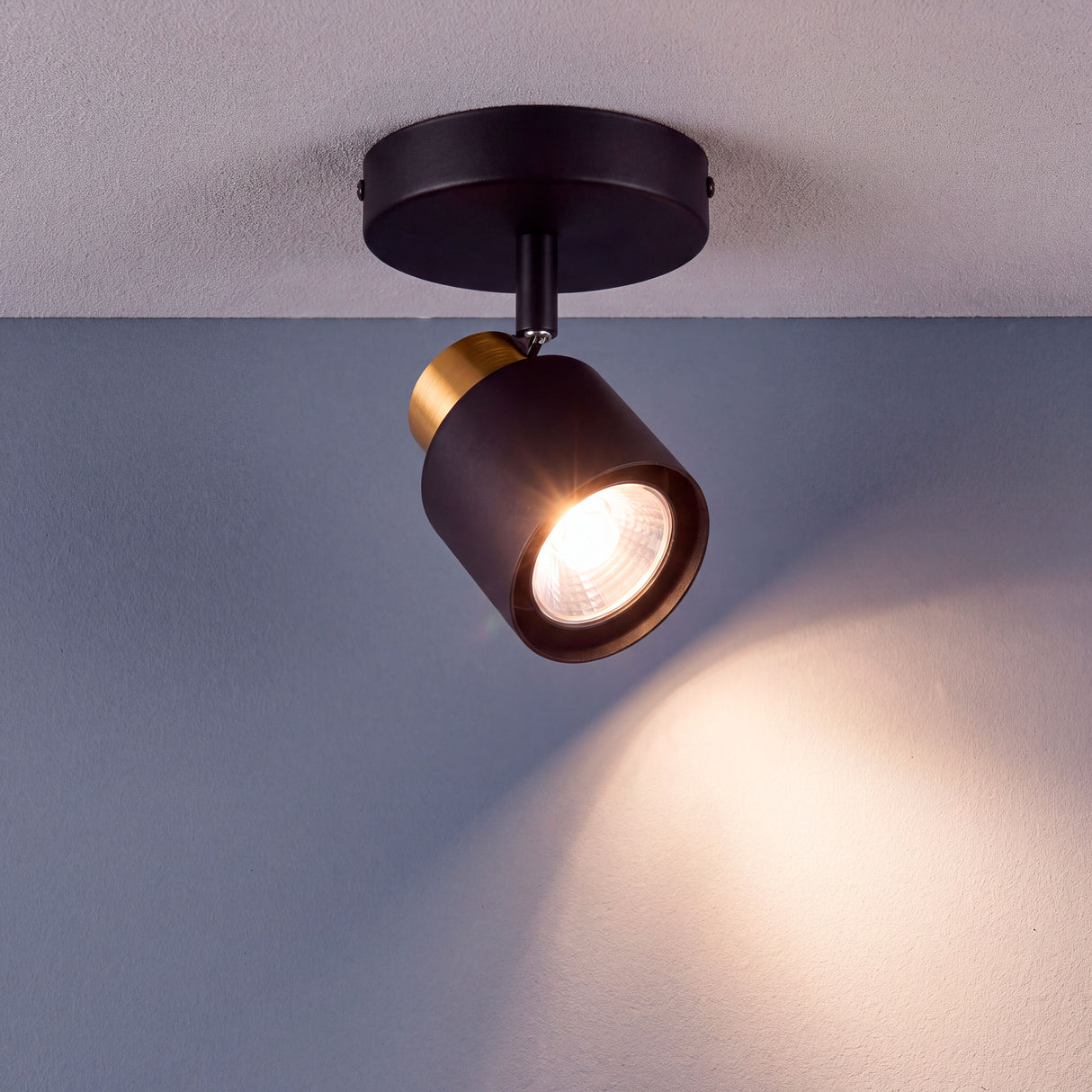 Proyección de luz directa y uniforme desde foco orientable instalado en falso techo de escayola.