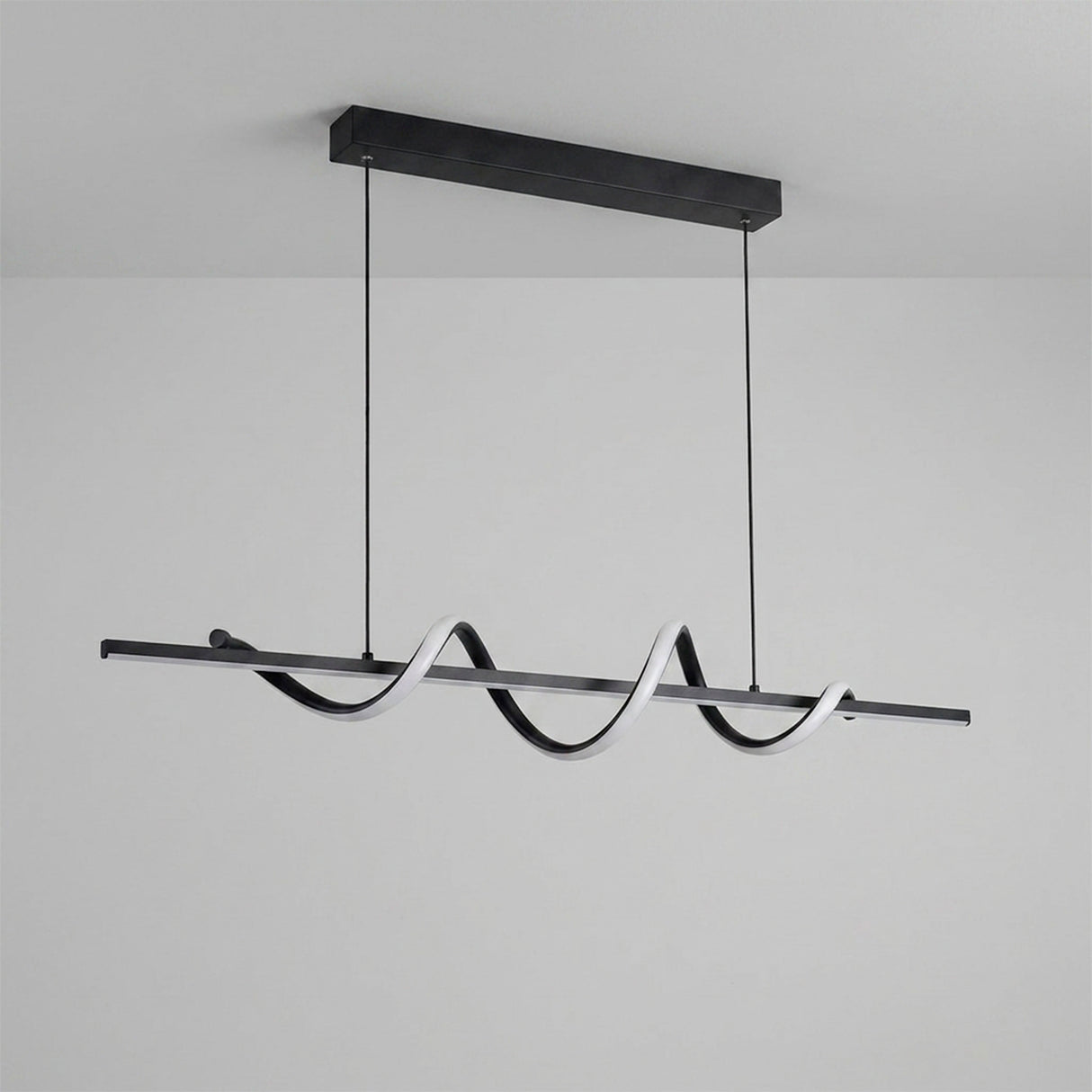 Iluminación suspendida de bajo consumo con tecnología LED integrada y proyección de 360 grados.