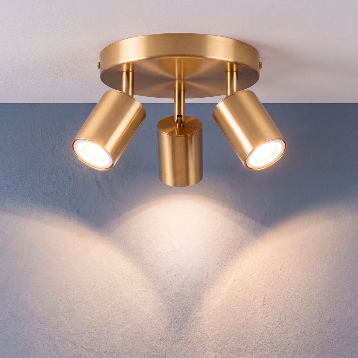 Proyección de haces de luz simétricos sobre pared neutra de estilo minimalista en estancia amplia.
