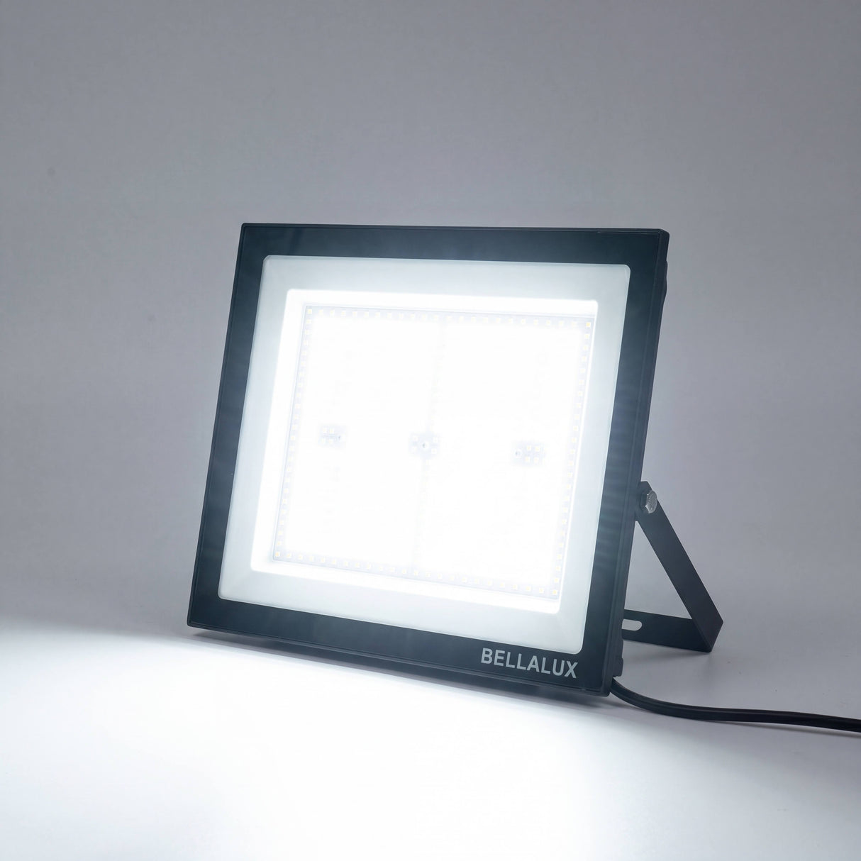 Proyector encendido emitiendo un haz de luz blanca limpia y uniforme sobre el suelo.