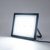 Proyector encendido emitiendo un haz de luz blanca limpia y uniforme sobre el suelo.