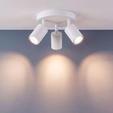 Proyección de haces de luz simétricos sobre pared neutra de estilo minimalista en estancia amplia.
