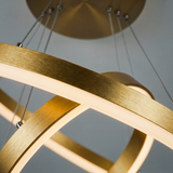 Primer plano del acabado dorado mate texturizado de los aros LED decorativos