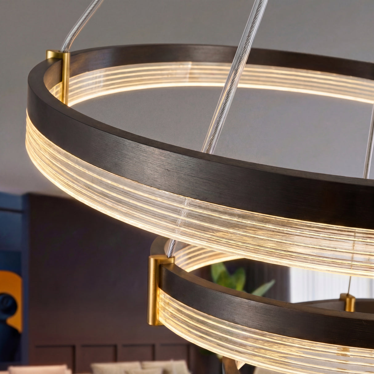 Primer plano del acabado negro mate y difusor de cristal de alta transparencia en aros LED