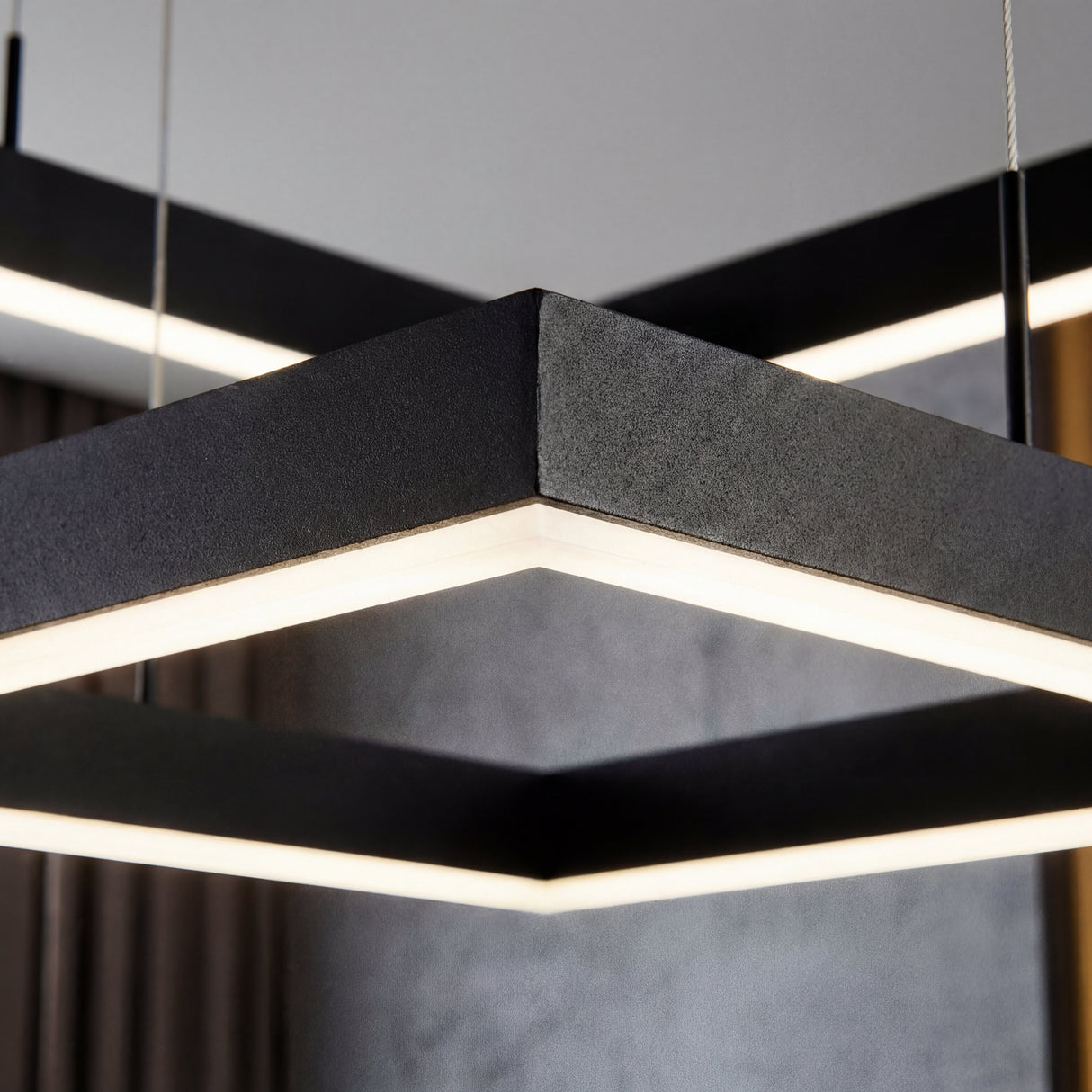 Vista de la esquina y acabado negro mate de lámpara cuadrada minimalista