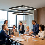 Lámpara de diseño lineal cuadrado instalada sobre mesa de reuniones ejecutiva