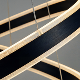 Primer plano del acabado negro con textura orgánica en aros LED circulares