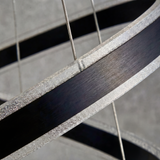 Lámpara de 3 anillos instalada en mesa de trabajo compartida en oficina moderna