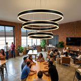 Iluminación de espacio de trabajo creativo con lámpara de anillos negros