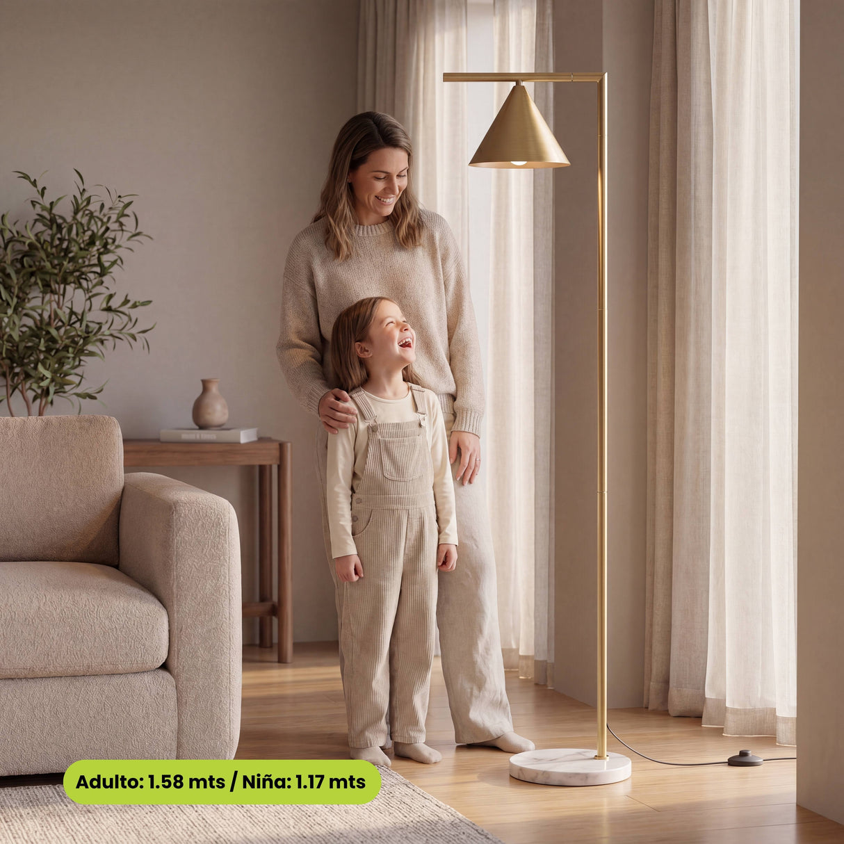 Lámpara de lectura dorada iluminando una sala de estar familiar de diseño interior.