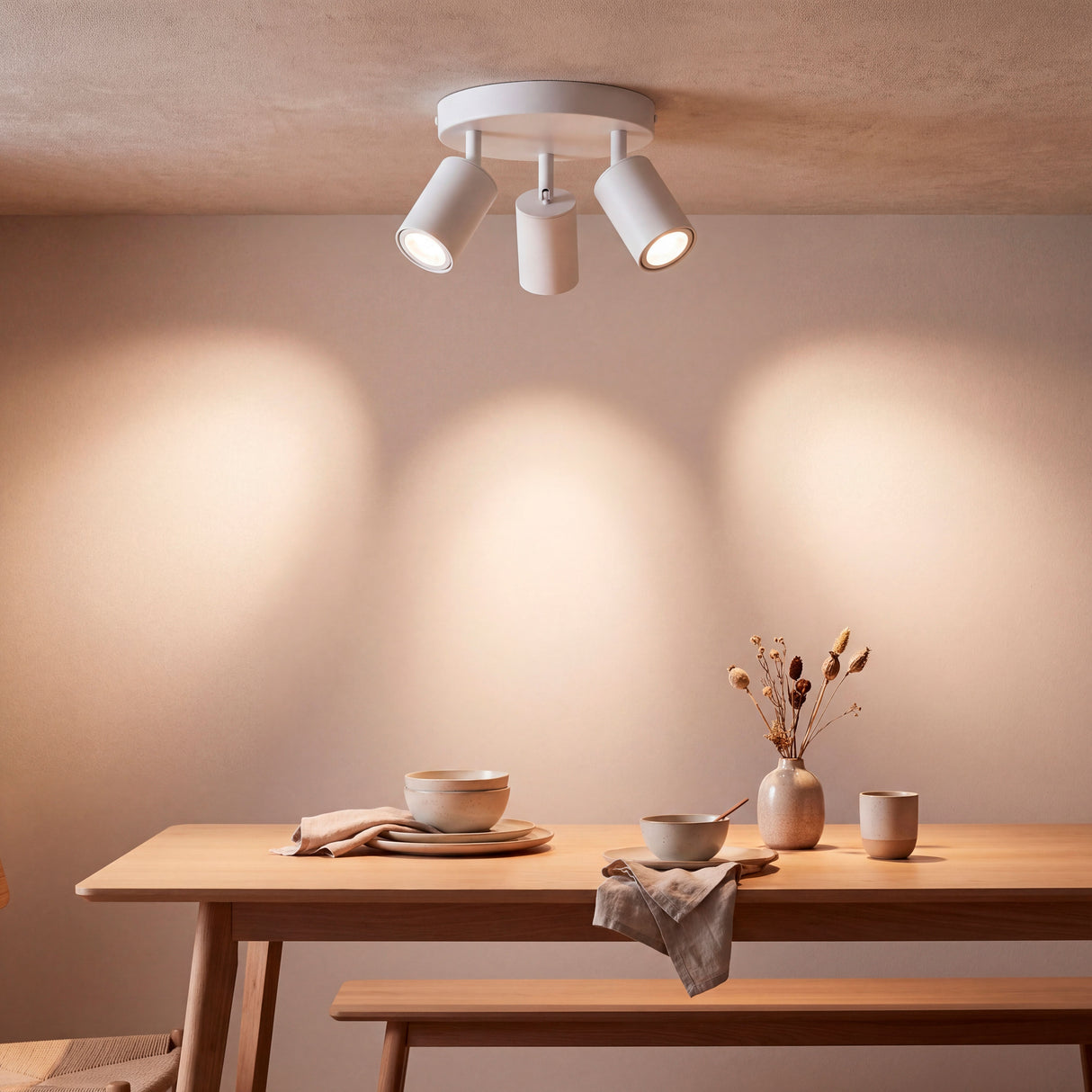 Haz luminoso focalizado sobre mesa de comedor que crea un ambiente acogedor y un diseño minimalista.
