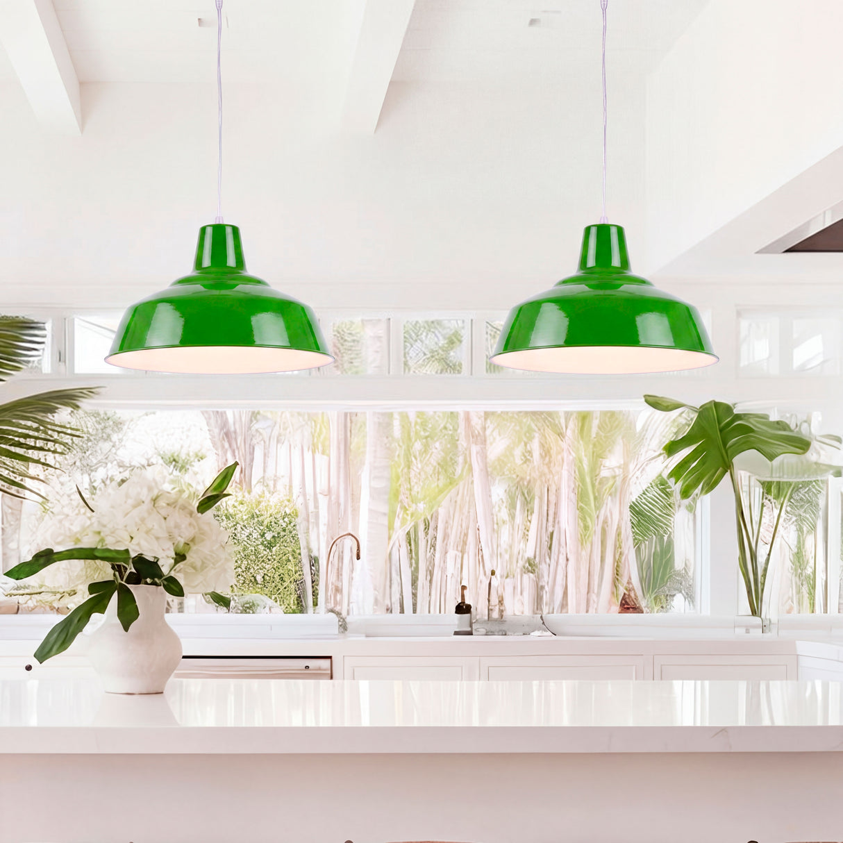 Par de luminarias de suspensión de estilo minimalista instaladas en simetría sobre isla de cocina moderna.
