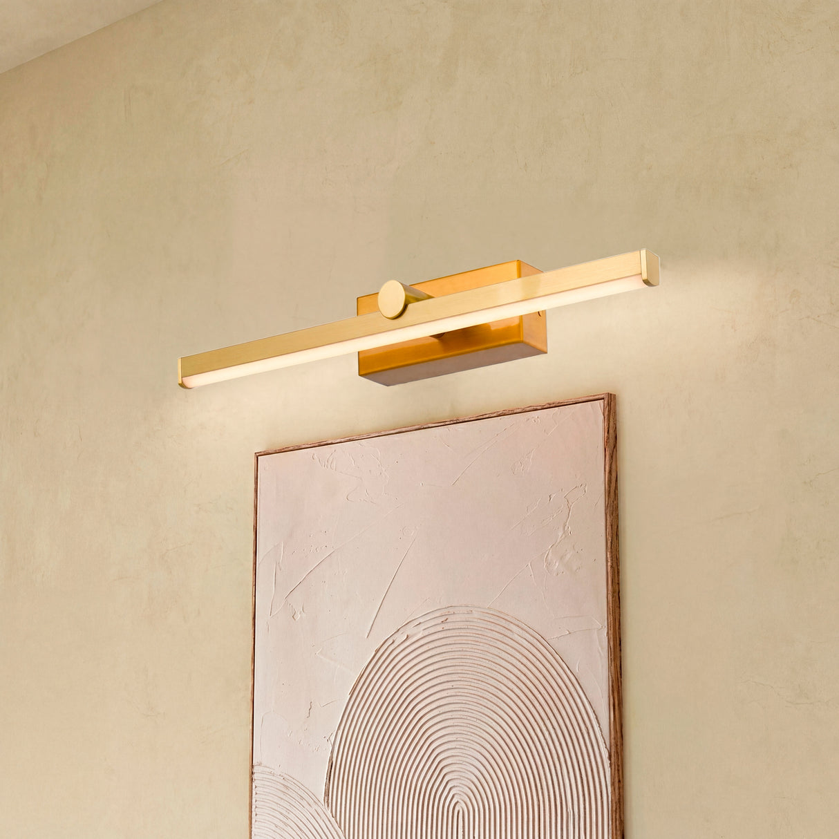 Lámpara de latón instalada sobre cuadro decorativo en baño de diseño rústico-chic.
