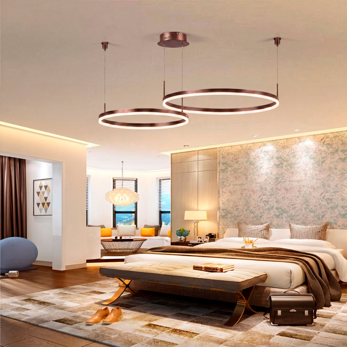 Anillos LED suspendidos sobre cama principal que integran confort óptico y estética contemporánea.