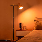 Proyección de luz cálida perimetral que favorece el descanso e integra los textiles de la habitación.
