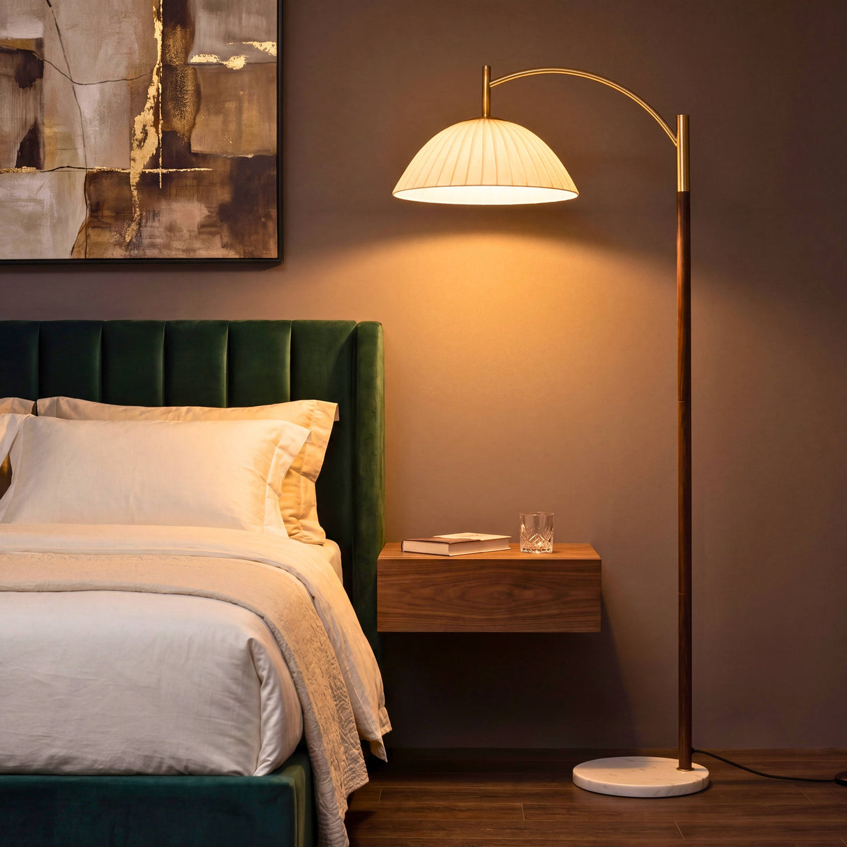 Lámpara de pie de arco aportando luz de acento junto a cabecero de cama de diseño textil verde.