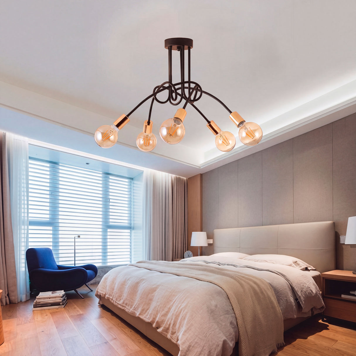 Baño de luz cálida difusa en dormitorio moderno que maximiza el confort óptico para un descanso placentero.