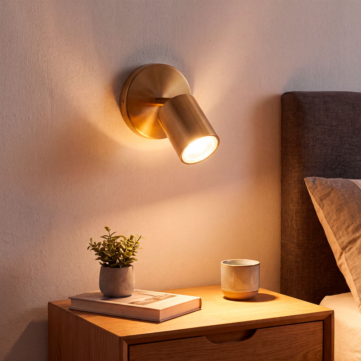 Luz de acento cálida en cabecera de cama para garantizar confort visual y un diseño minimalista.
